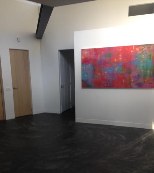 Gepleisterde cementdekvloer met toplaag kleuring antraciet en afgewerkt met een transparante matte coating. Gepleisterde cementdekvloer met toplaag kleuring antraciet en afgewerkt met een transparante matte coating.